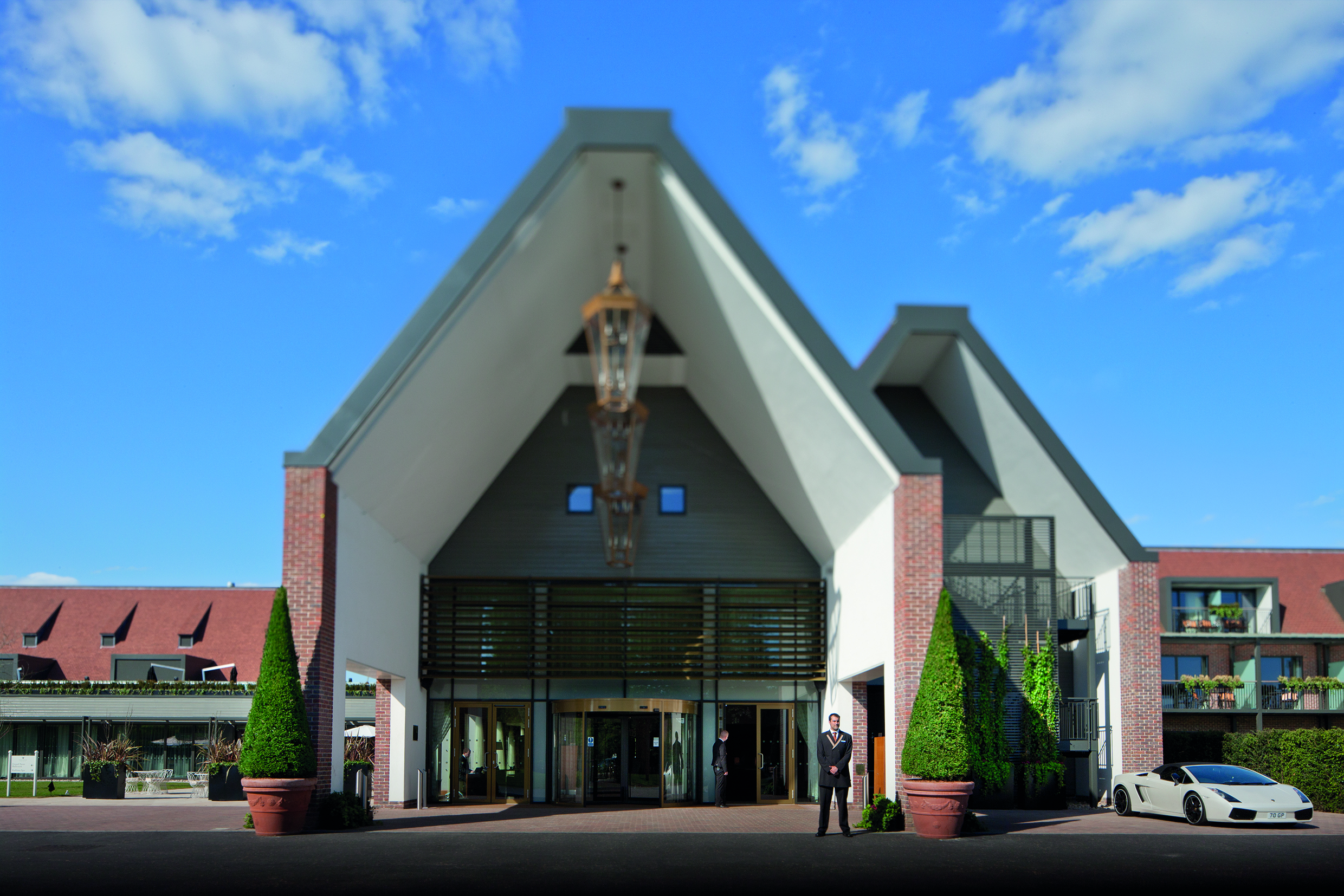 hotel_mainentrance_hr5